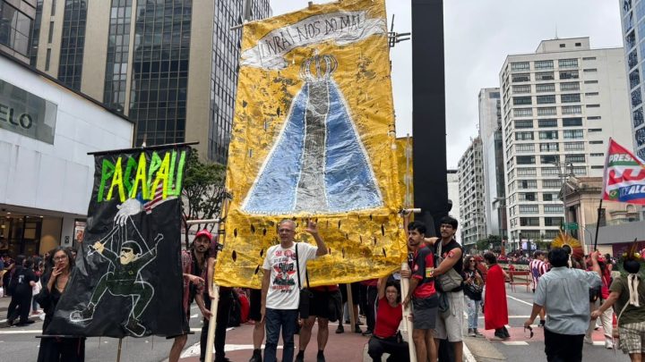 Nossa Senhora e cartazes religiosos ganham espaço entre eleitores de esquerda em ato pró-Lula em SP