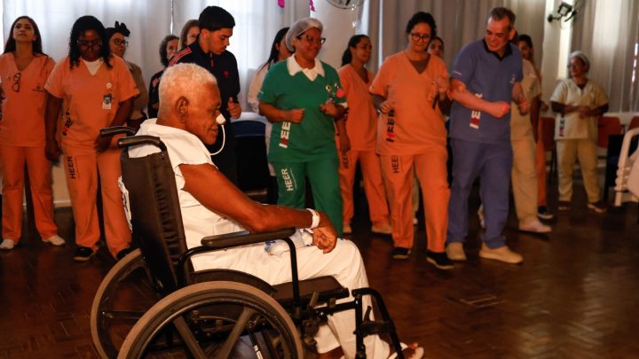 O direito de viver: baile, prontuário afetivo e celebrações humanizam os cuidados paliativos em hospitais do Rio