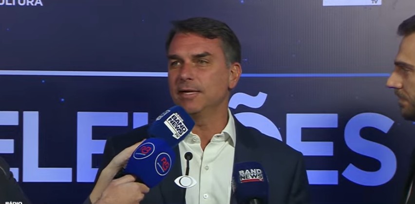 O que está escrito na mão de Flávio Bolsonaro no debate da Band