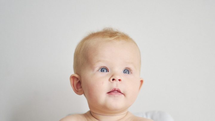 Bebê de 5 meses em casa em Leyton, leste de Londres, em 27 de setembro de 2026 — Foto: Jane Stockdale/The New York Times