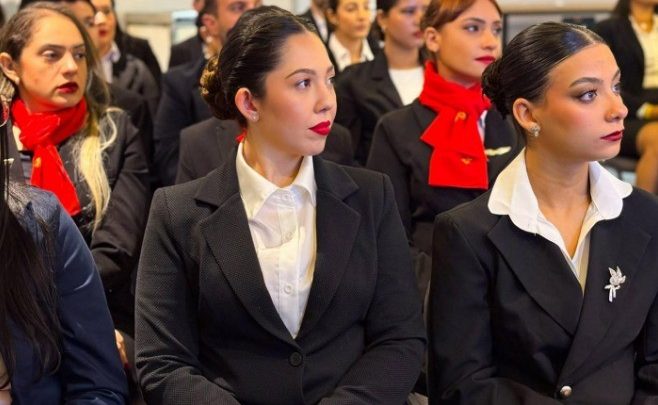 Passageiro passou mal no avião? O que o comissário é treinado para fazer até o pouso