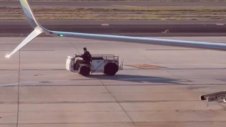 Passageiro rouba veículo de reboque, dirige pela pista, bate e interrompe operação de aeroporto na Califórnia; veja vídeo