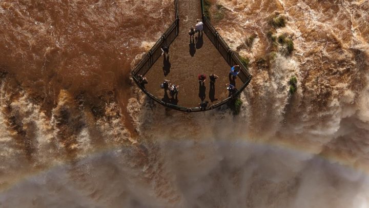 Passarela das Cataratas do Iguaçu é interditada depois de vazão ficar seis vezes maior que a média