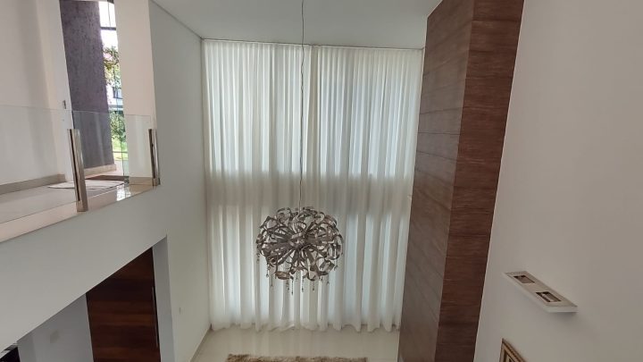 Persianas automatizadas ganham espaço em projetos de casas inteligentes em BH