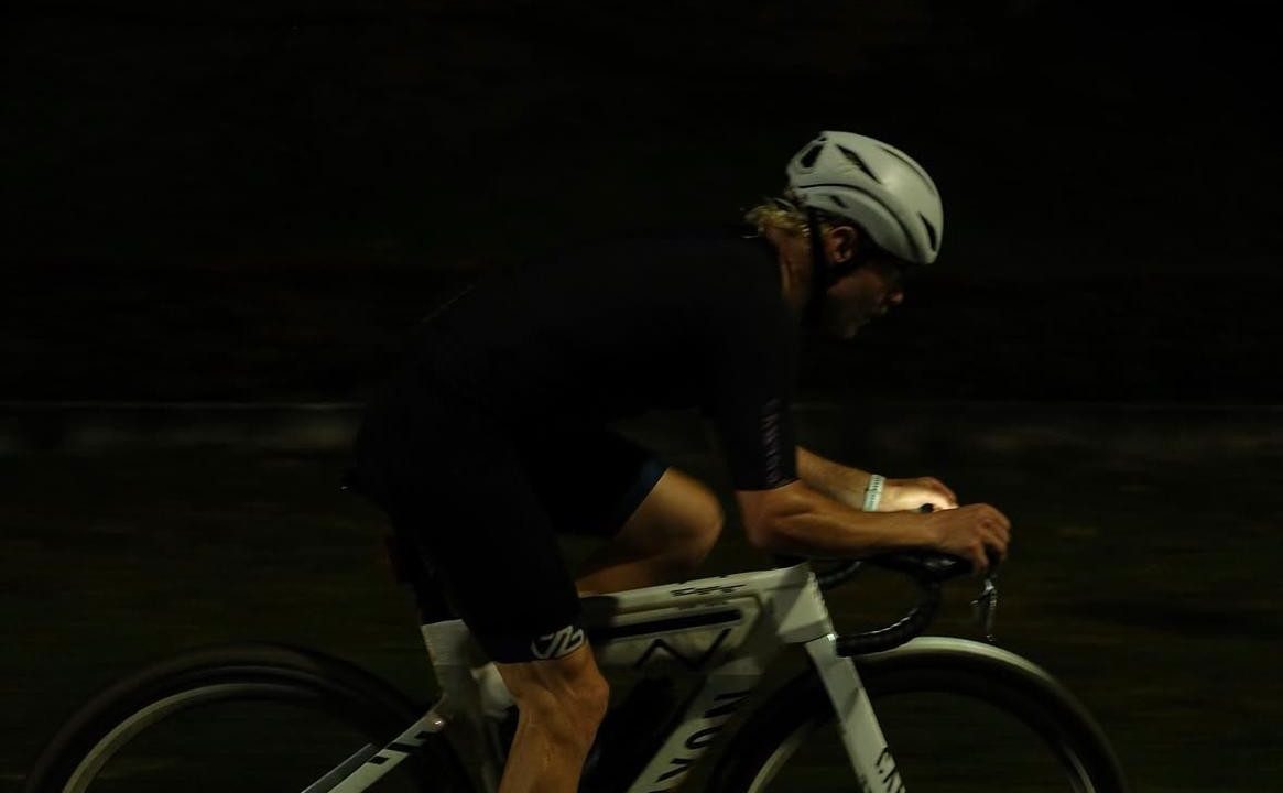 Piloto da Fórmula 1 pedala 420 km da Malásia a Cingapura para disputar Grande Prêmio