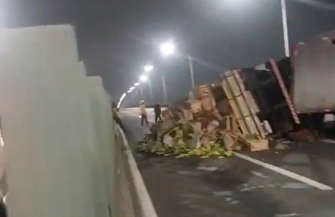 Ponte Rio-Niterói fica interditada após caminhão tombar no sentido Niterói