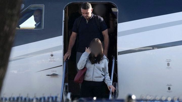 Qual idade das filhas de Flávio Bolsonaro? Senador desembarcou nos EUA com a família