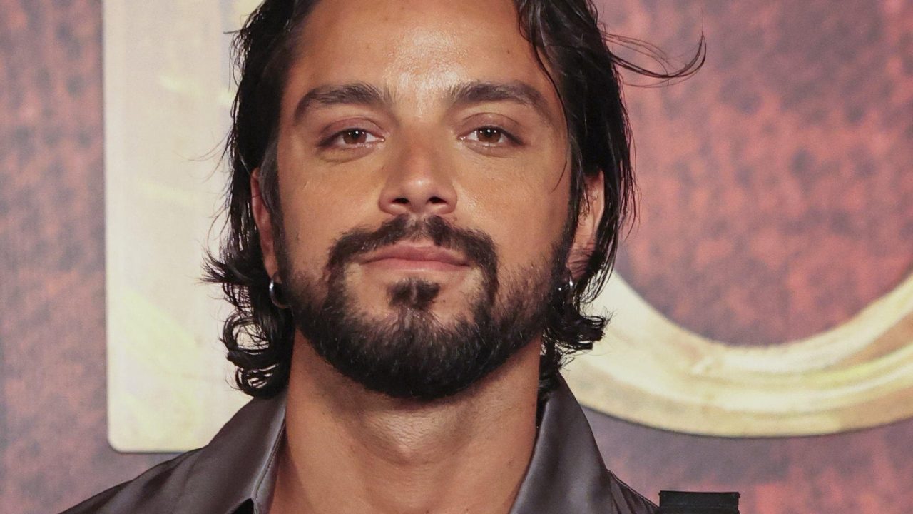 Rodrigo Simas viverá garoto de programa em novela do Globoplay e também está escalado para obra das 19h. Saiba os detalhes