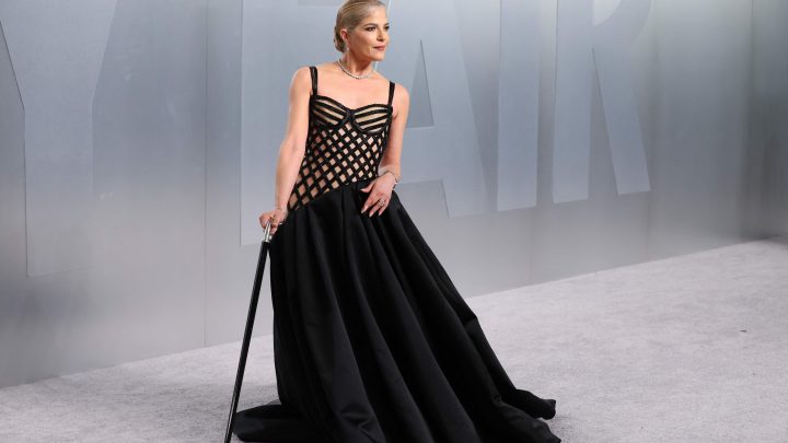 Selma Blair quebra silêncio após prisão em voo e diz que teve emergência médica