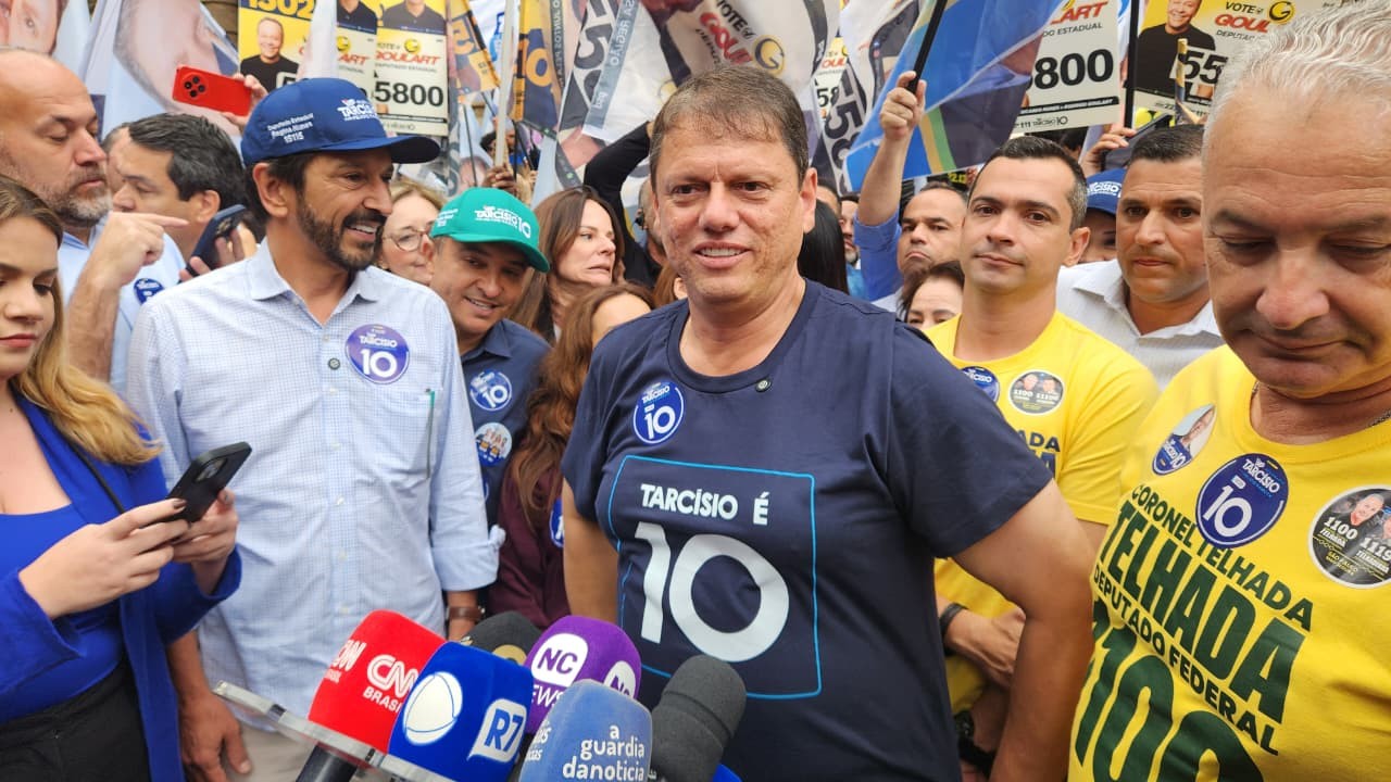 Tarcísio diz que vai ajudar Flávio em eventual segundo turno ‘até fora de São Paulo’