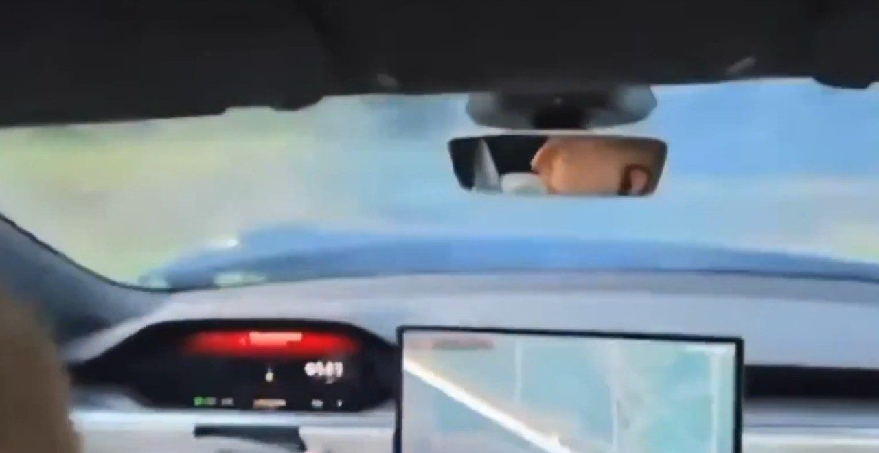 Tesla capota a 286 km/h na Alemanha após pneu explodir; vídeo