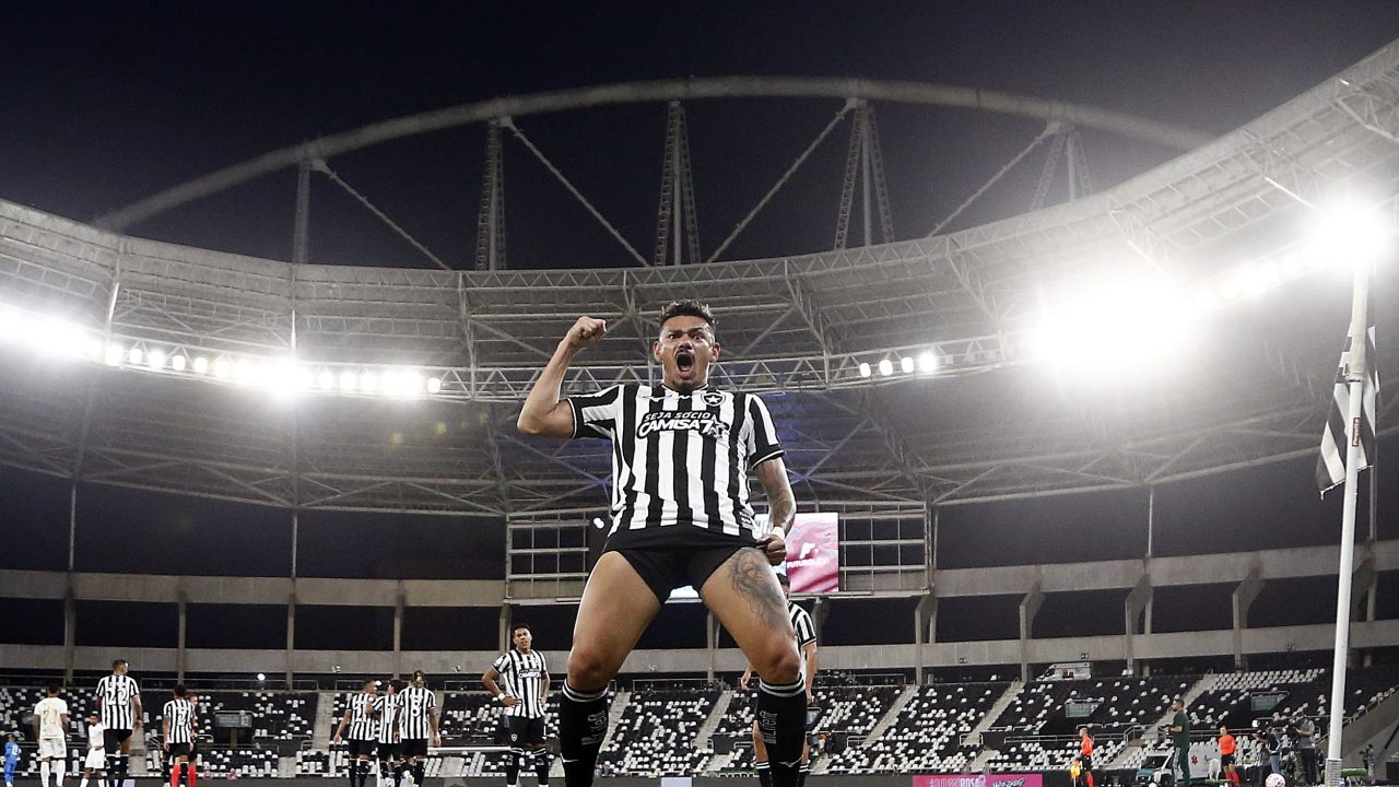 Tite rasga elogios a Tiquinho Soares após gol decisivo para vitória do Botafogo: 'Carisma, empatia e presença de área'