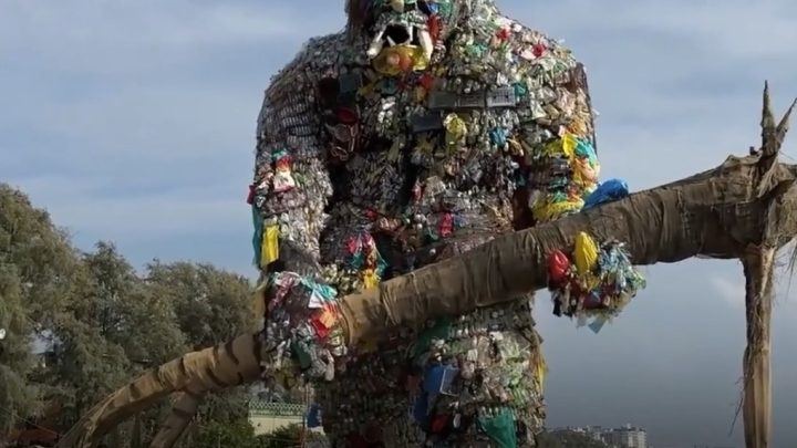 Universidade cria escultura de monstro de 15 metros feita com lixo para alertar sobre poluição nos oceanos; vídeo