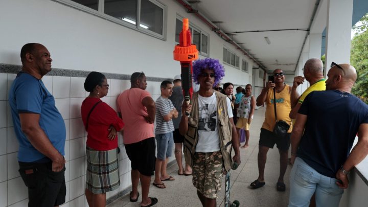 Vantagem de Lula sobre Flávio Bolsonaro no segundo turno foi 125 vezes maior do que os votos registrados após as 17h
