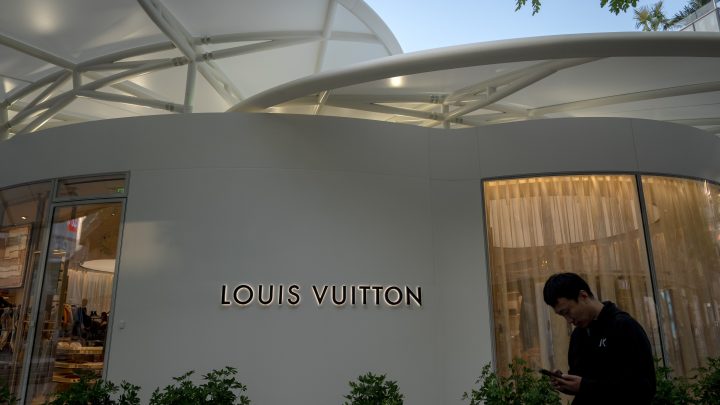 Vendas da principal divisão da LVMH caem com boicote na China afetando a Louis Vuitton