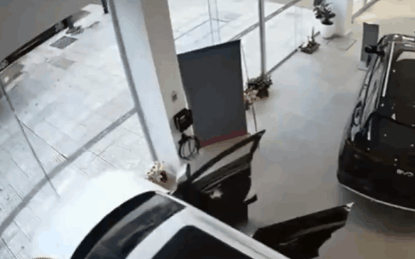 Vídeo: Cliente que via carro em concessionária perde controle, quebra vitrine e para no meio da rua