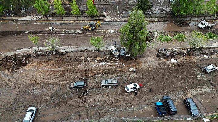 Vídeos mostram enxurrada arrastando carros depois de temporal em Santiago