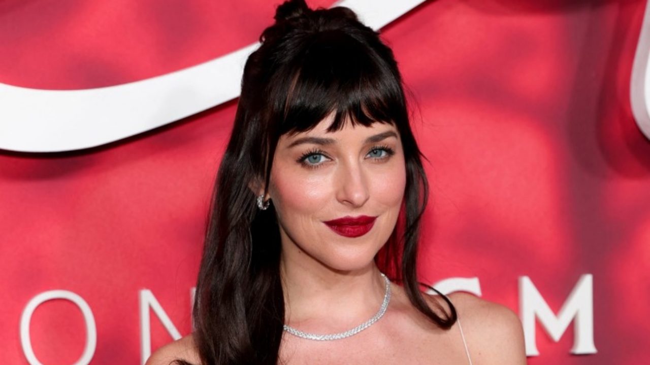 Você já se sentiu atrasada na vida? Dakota Johnson fala sobre maternidade e uma angústia comum