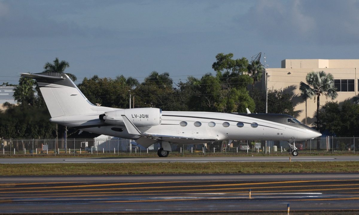 Voo de fuga de Flávio foi pago por intermediário a partir dos EUA, diz dono do avião